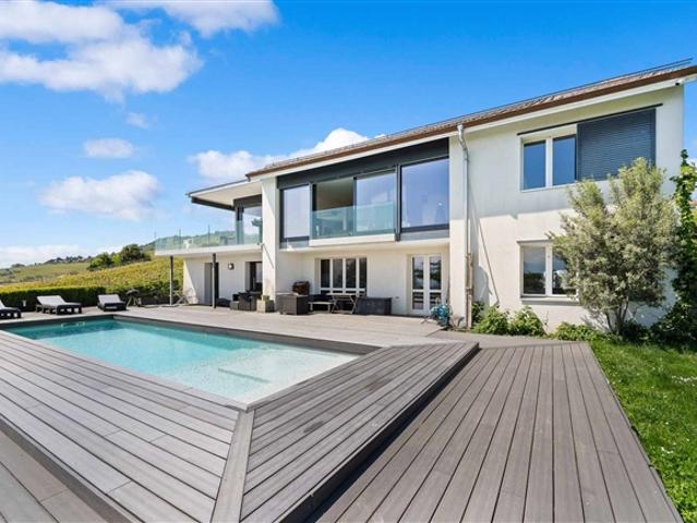 Außergewöhnliche Villa mit Schwimmbad und Panoramablick auf den See