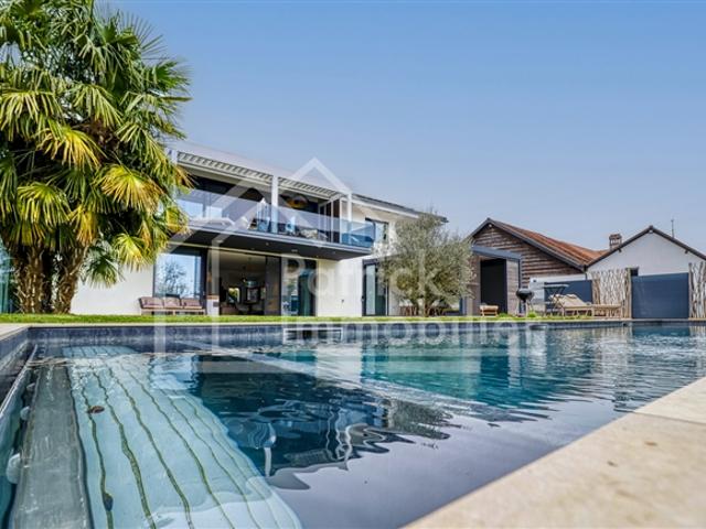 Außergewöhnliche zeitgenössische Villa mit Schwimmbad und Spa nur einen Steinwurf vom See entfernt