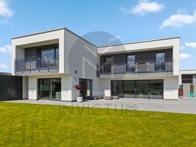 Außergewöhnliche zeitgenössische Villa mit Terrasse und Garten
