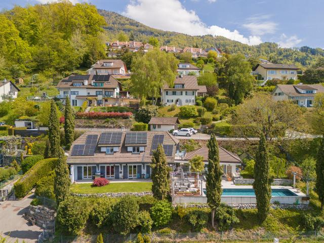 Außergewöhnliche freistehende Villa – zeitgenössische Eleganz und privilegiertes Wohnumfeld