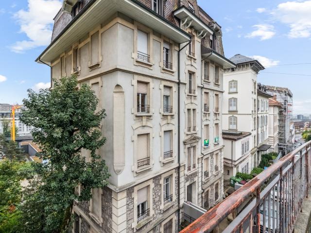 Außergewöhnliche Haussmann Wohnung mit Garten im Zentrum von Lausanne