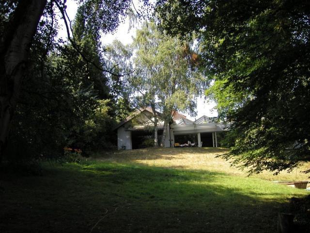 Außergewöhnlicher Bungalow mit Swimming Pool und großem Grundstück im Stadt Zentrum