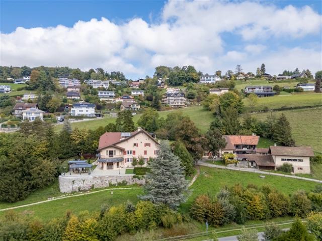AUSSERGEWÖHNLICHES ANWESEN MIT PANORAMABLICK AUF DEN SEE