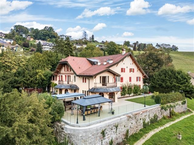 AUSSERGEWÖHNLICHES ANWESEN MIT PANORAMABLICK AUF DEN SEE