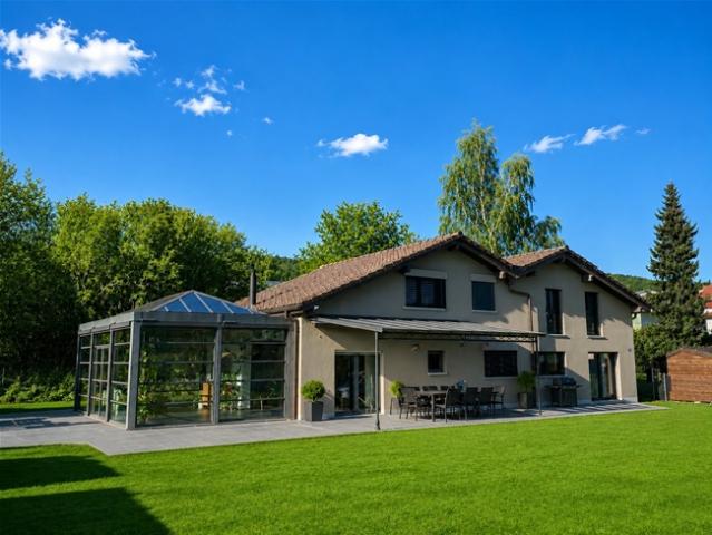 Außergewöhnliches Grundstück mit zwei Häusern und einem großen Garten in einer privilegierten Umgebung