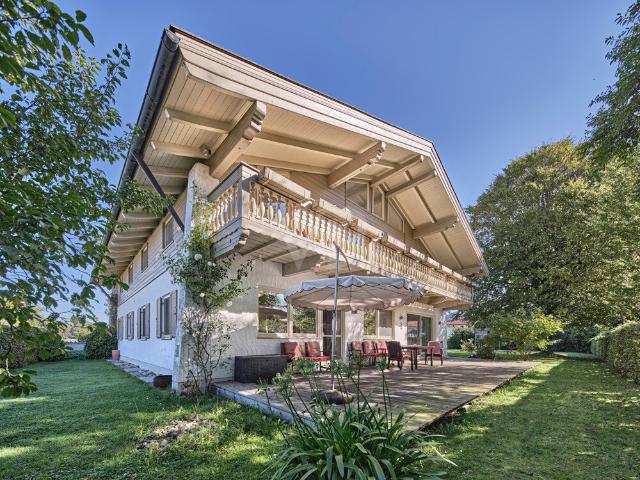 Großzügiges Landhaus Anwesen in ruhiger naturnaher Lage, 5 Min. zu Fuß an den Chiemsee