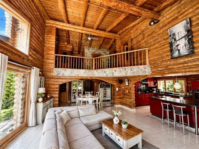 AUSSERGEWÖHNLICHES FREISTEHENDES HAUS AUS HOLZSTÄMMEN