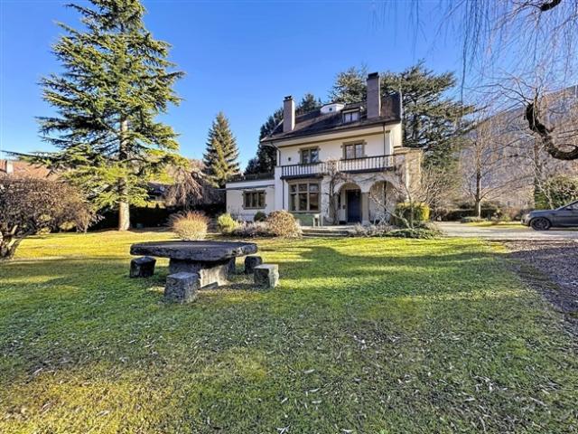 Außergewöhnliches Herrenhaus im Herzen eines bewaldeten Parks