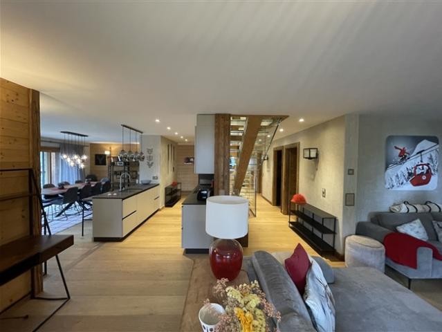Außergewöhnliches Luxus Chalet aus Stein und altem Holz NUR EINEN STEINWURF VOM ZENTRUM VON CRANS und DEM GOLFPLATZ
