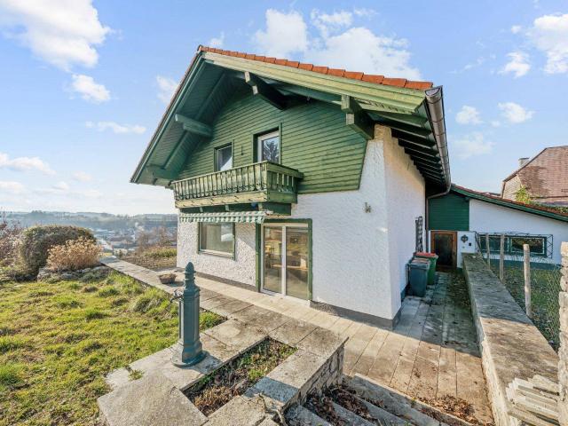 AUSSICHTSLAGE: SANIERUNGSBEDÜRFTIGES EINFAMILIENHAUS MIT GARAGE IN OBERNDORF