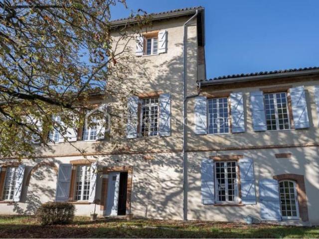 AUSSONNE appartement T3 de 78,60m2 avec terrasse tropezienne et 2 emplacements de parking dans bâtisse de. caractère