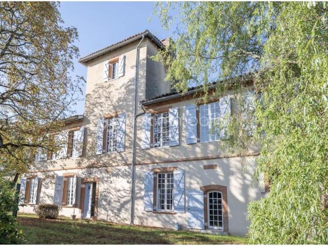 AUSSONNE, appartement en dernier étage avec terrasse dans bâtisse de caractère