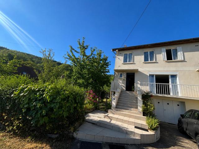 AUTUN, hauts quartiers, maison mitoyenne 4 chambres, garage, parkings et jardin
