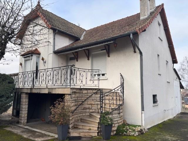AUTUN, proche centre ville, propriété de 2 maisons dont une louée, avec cour, jardin et grands hangars
