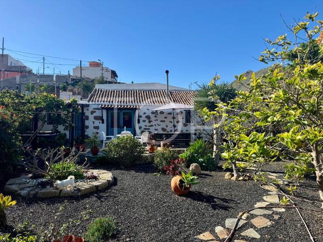 Auténtica casa canaria con amplio jardín privado en un entorno natural en El Roque, Sur de Tenerife