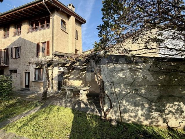 Autentica casa di nucleo ticinese rinnovata con giardino a Cureglia