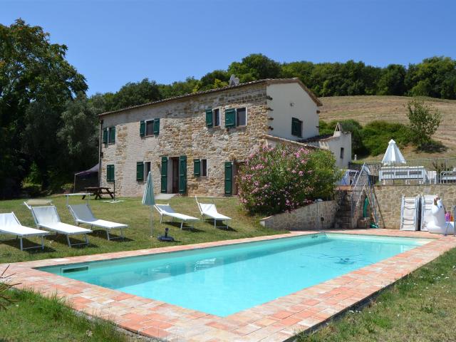 Autentica dimora marchigiana immersa nel verde 230m² Pergola