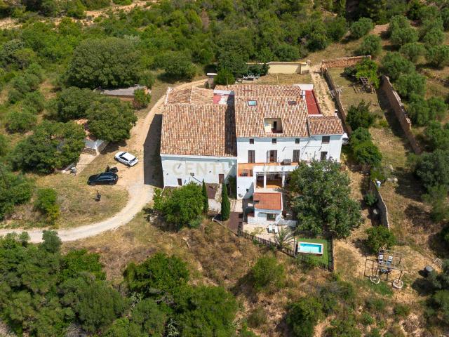 Auténtica masía catalana con olivar ecológico y 4,5 hectáreas de naturaleza en Piera