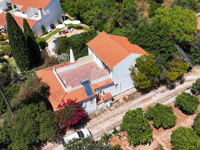 Autêntica Villa Isolada de 3 Quartos no Prestigioso Triângulo Dourado