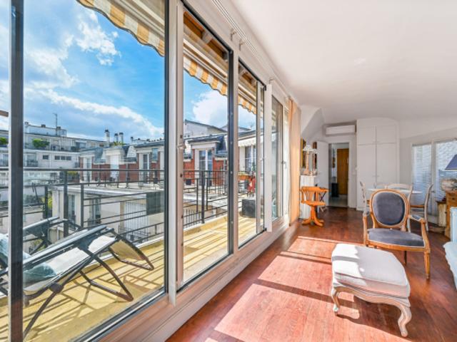 Auteuil, Paris XVI – 8ème et dernier étage traversant avec grand
