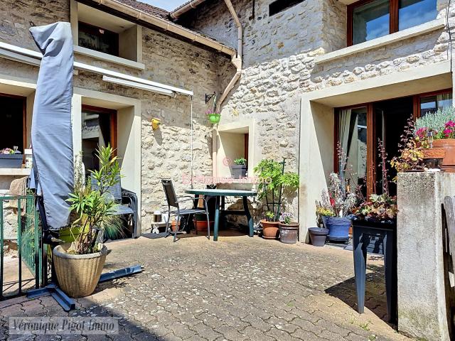 Authenticité & emplacement idéal: maison de village avec cachet
