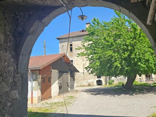 Authenticité et espace: grande maison mitoyenne en pierre avec 5 chambres à vendre à CHINDRIEUX avec garage et terrain proche du lac du Bourget, entre Aix les Bains et Annecy