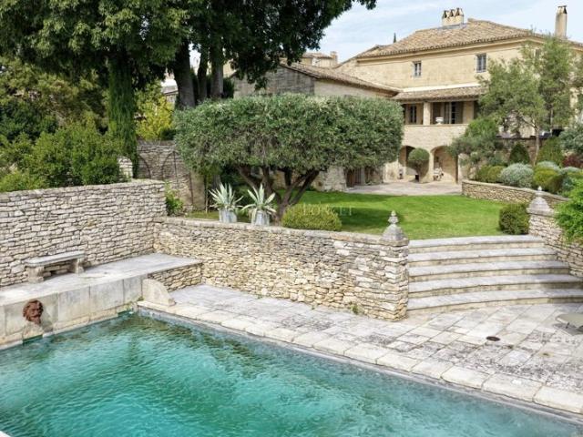 Authenticité, lumière et modernité discrète, ce mas incarne à la perfection l’art de vivre provençal !