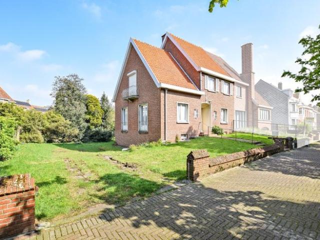 Authentieke te renoveren halfopen woning te Nieuwpoort Stad