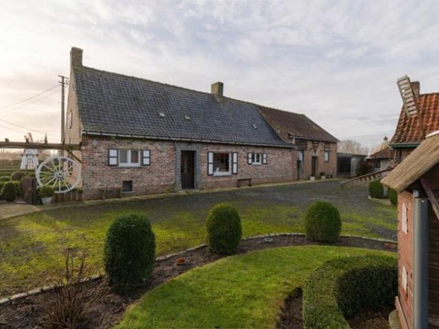 Authentieke hoeve op 5840m2 grond!