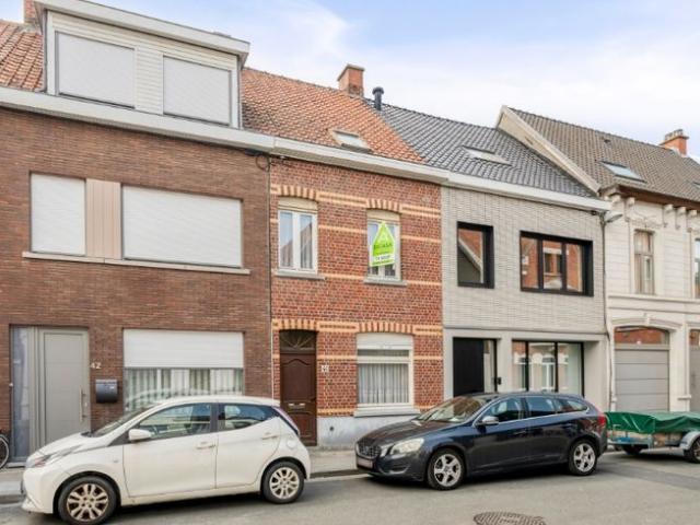 Authentieke stadswoning met 3 slaapkamers en garage in ha.