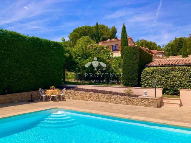 Authentique villa avec piscine au pied du village 134m² Villecroze