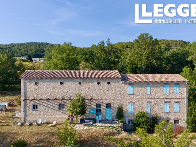 Authentique bastide en pierre au fort potentiel, lumineuse aux beaux volumes avec ancien bassin et dépendances