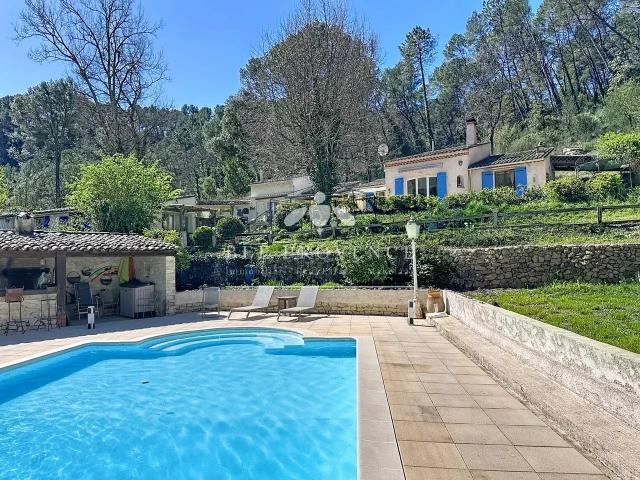 Authentique bastide provençale avec gîtes, piscine et grand terr