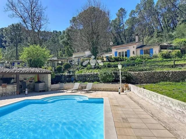 Authentique bastide provençale avec gîtes, piscine et grand terrain