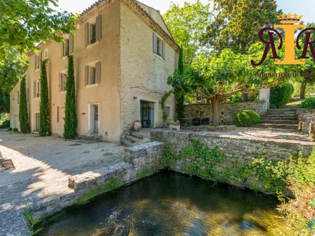 Authentique bastide provençale de charme sur un terrain pays. 450m² Apt
