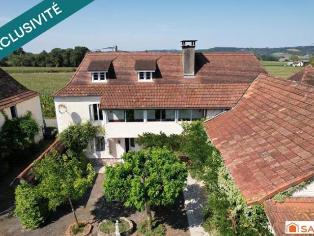 Authentique Béarnaise 213M2 avec dépendances et jardin à l'anglaise