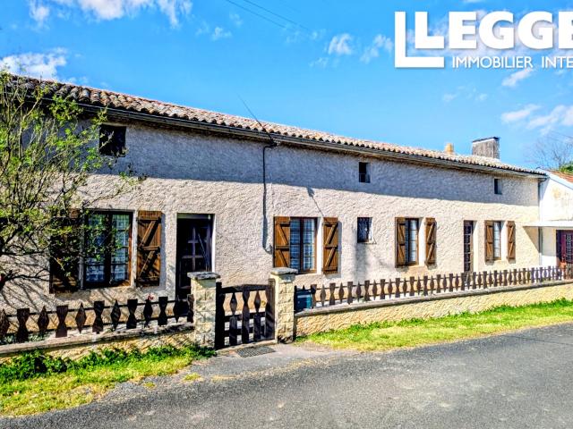 Authentique corps de ferme avec deux logements, grandes dépendances et vue sur la vallée