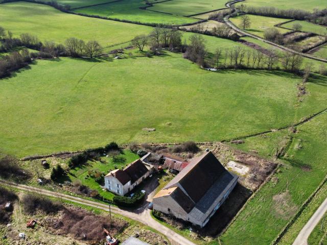Authentique corps de ferme bourguignon gros potentiel à rénover