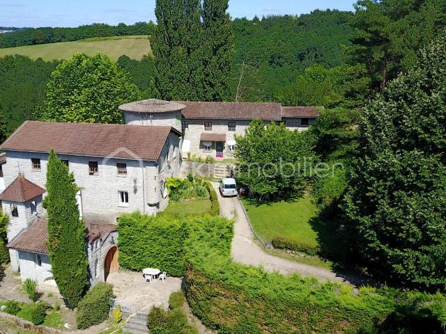 Authentique Corps de Ferme du 18ème Siècle et Terrain de 2,3 Hectares