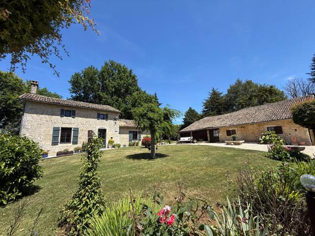 Authentique Demeure de Charme du XVIII Siècle avec Grange, Dépendances et Jardin Paysager de plus de 7 500 m²