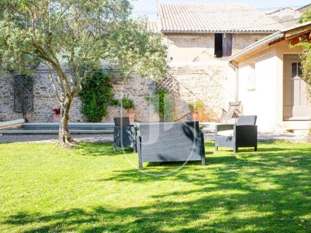 Authentique demeure provençale rénovée avec jardin et piscin. 330m² Sainte Cécile les Vignes