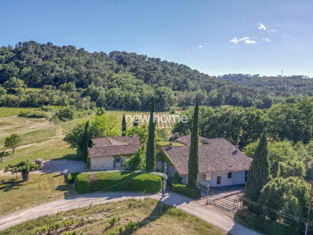 Authentique domaine en pierre au cœur des vignes
