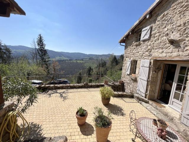 Authentique ensemble immobilier sur environ 1 hectare 89 ares