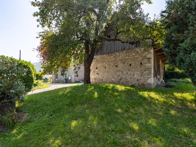 AUTHENTIQUE GRANGE À RÉHABILITER AVEC VUE LAC ET MONTAGNES