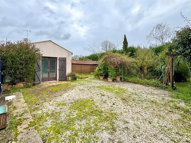 Authentique longère avec jardin à Saint Étienne 79m² Saint Etienne de Mer Morte