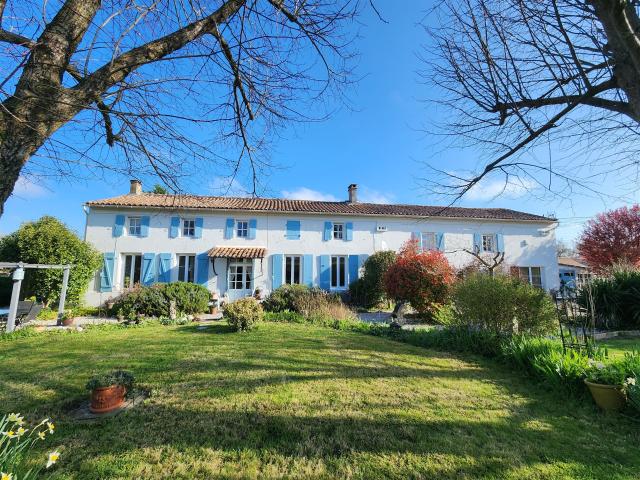 Authentique Longère Charentaise Rénovée avec Vue Panoramique. 262m² Cognac