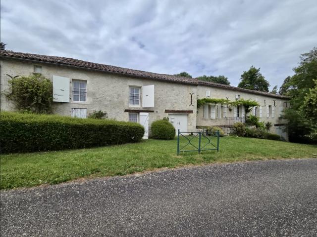 Authentique longère en pierre de 123 m2 avec parc arboré et studio indépendant