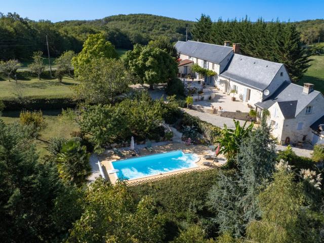 Authentique longère en pierre de 304 m2 avec dépendances, pi. 304m² Peyrillac et Millac