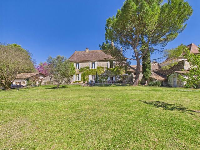 Authentique manoir du XVIIIe siècle offrant des hébergements. 350m² Issigeac