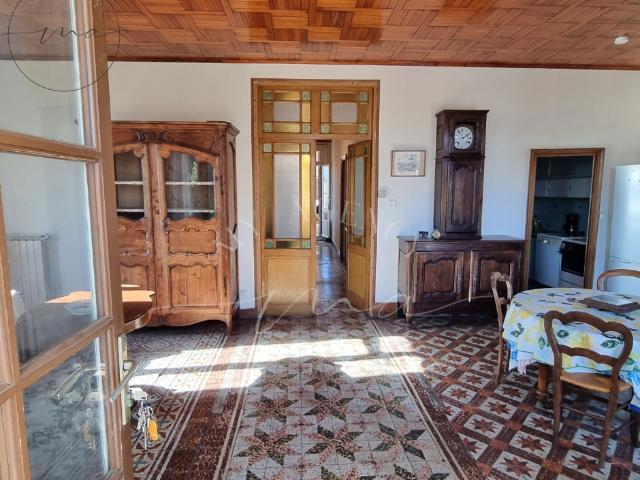 Authentique maison de famille baignée de lumière Charme et volumes au rendez vous